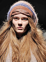 Модные вязаные шапки 2012 с отверстием