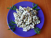 Мясной салат с черносливом